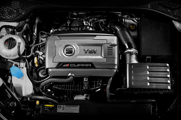 Motorraum im Seat Leon Cupra 290