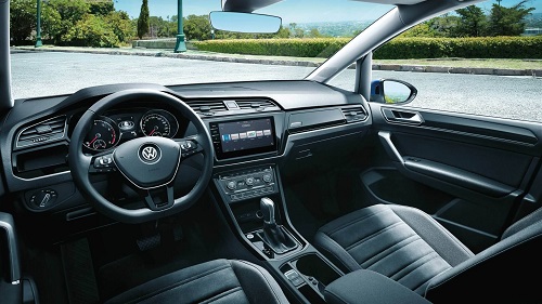 Bild vom Innenraum und Cockpit des VW Touran II Bildquelle: Volkswagen.de