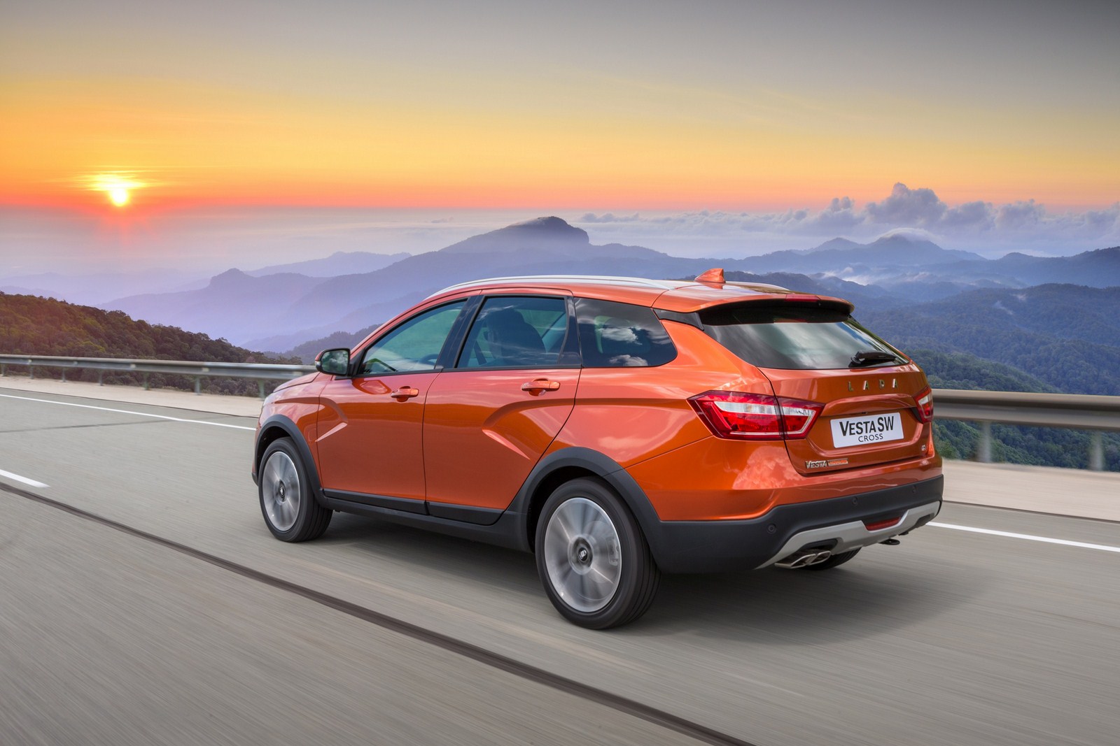 Der Lada Vesta SW Cross in der Seitenansicht und Heckansicht Bildquelle: Lada.de