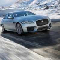 Der neue Jaguar XF R-Sport 20d Frontansicht mit Allrad unterwegs Bildquelle: media.jaguar.com