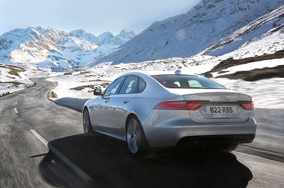 Der neue Jaguar XF R-Sport 20d Heckansicht mit Allrad unterwegs Bildquelle: media.jaguar.com