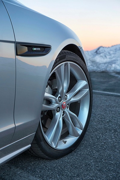 Der neue Jaguar XF R-Sport 20d Seitenansicht R-Sport Emblem Bildquelle: media.jaguar.com