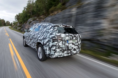 Noch zeigt er sich im Tarnkleid. Die Skoda Kodiaq Vorschau