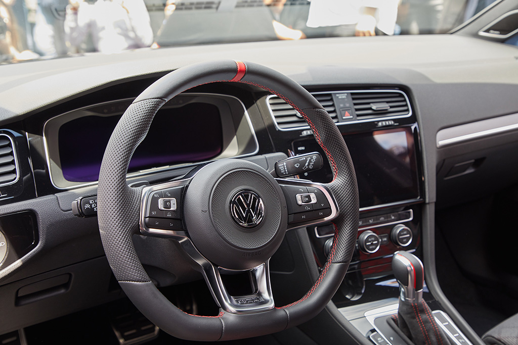 Golf GTI TCR Concept Daten Cockpit Lendrad Innenraum Bildquelle: volkswagen-media-services.com
