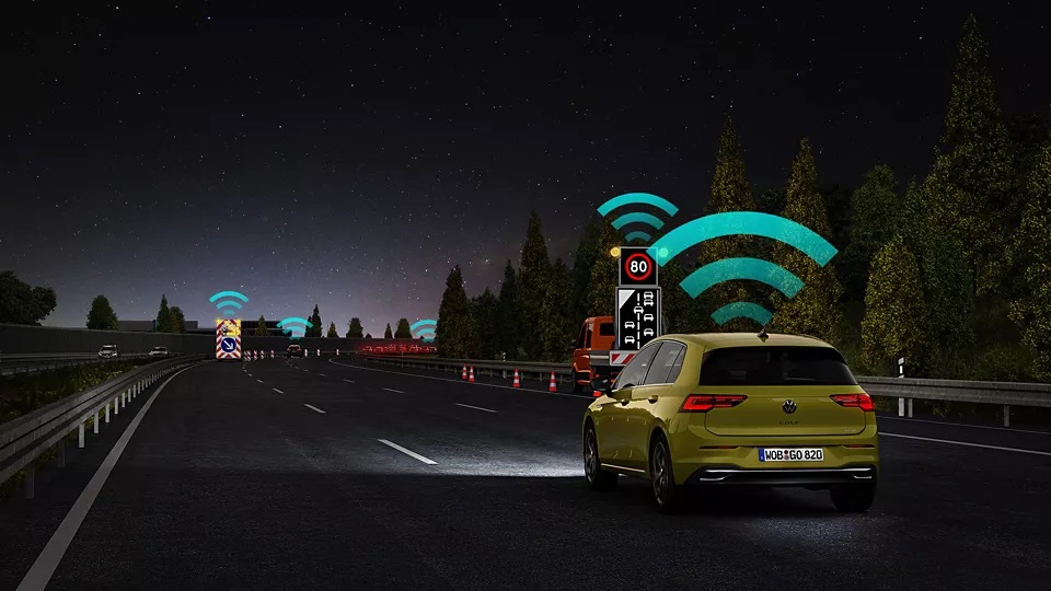 Heckansicht VW Golf 8 und Car2X Bildquelle: Volkswagen