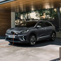 Kia e-Niro Daten und Fakten Frontansicht und Ladevorgang Bildquelle: kia.com