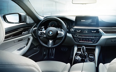 Neuer BMW 5er 2016 als Limousine Blick in den Innenraum Interieur im Cockpit zu sehen Connected Drive Bildquelle: bmw.de