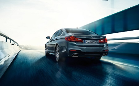 Neuer BMW 5er 2016 als Limousine Heckansicht Blick nach Hinten auf die Auspuffanlage Bildquelle: bmw.de