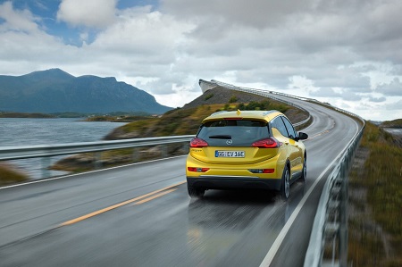 Opel Ampera-E 2017 das neue Elektroauto von Opel Blick aufs Heck Bildquelle: media.gm.com