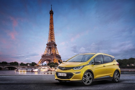 Opel Ampera-E 2017 das neue Elektroauto von Opel Frontansicht und Seitenansicht Kulisse in Paris Bildquelle: media.gm.com