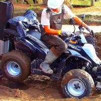 Quad im Schlamm - Hilfe mit dem On-Board-Bergesystem