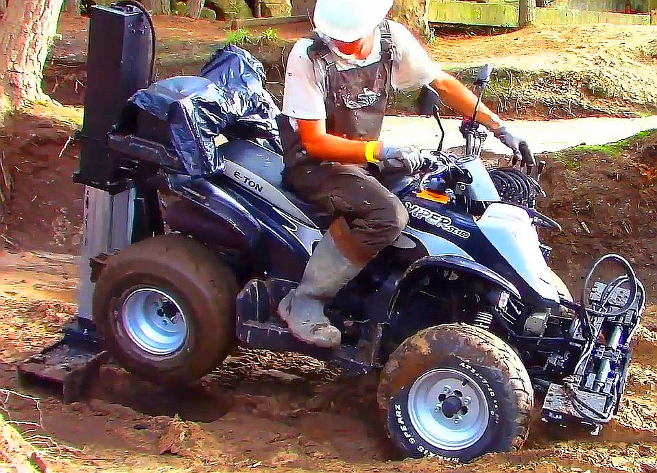 Quad im Schlamm - Hilfe mit dem On-Board-Bergesystem