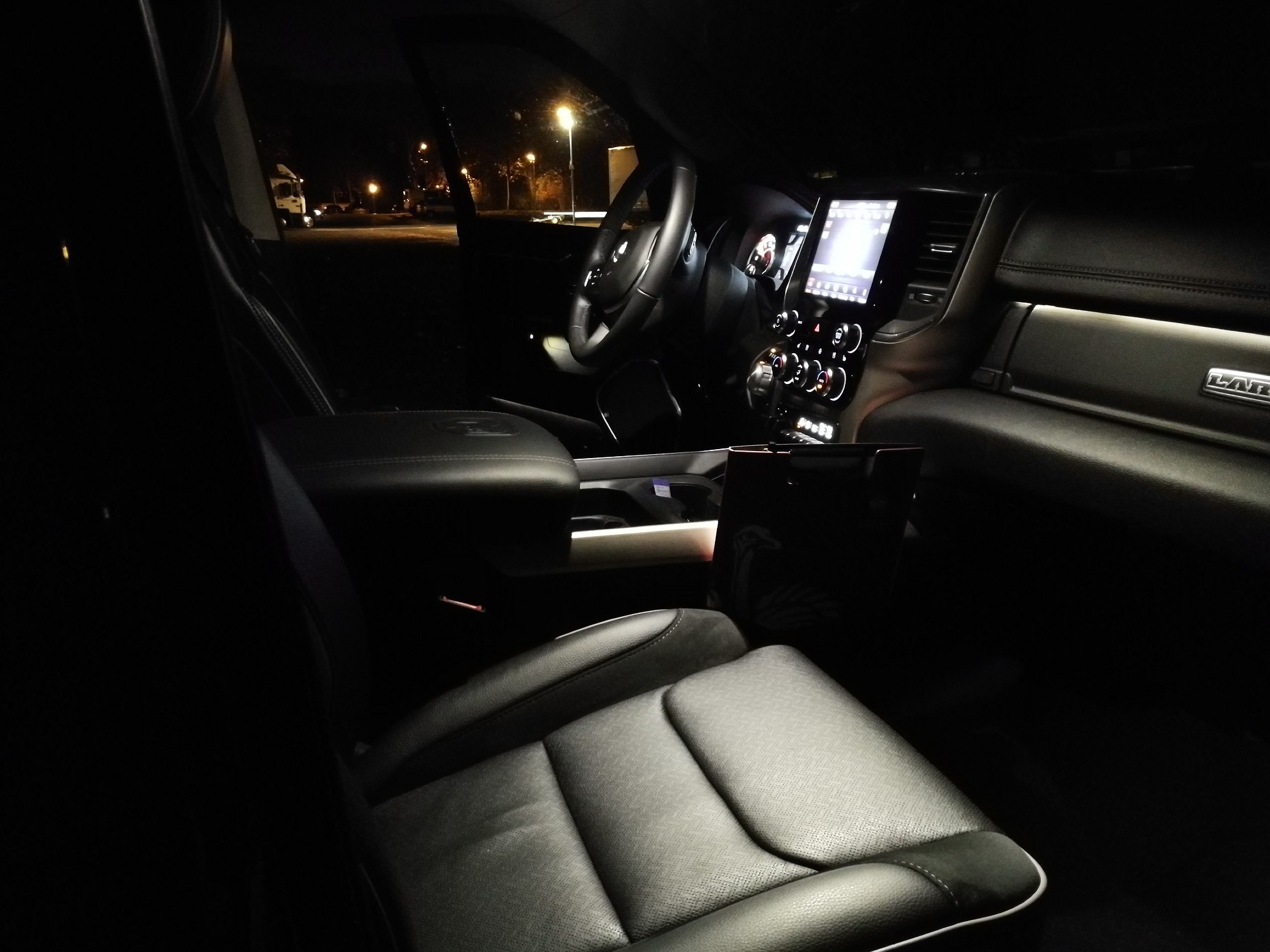 RAM 1500 2019 Innenraum Cockpit bei Nacht