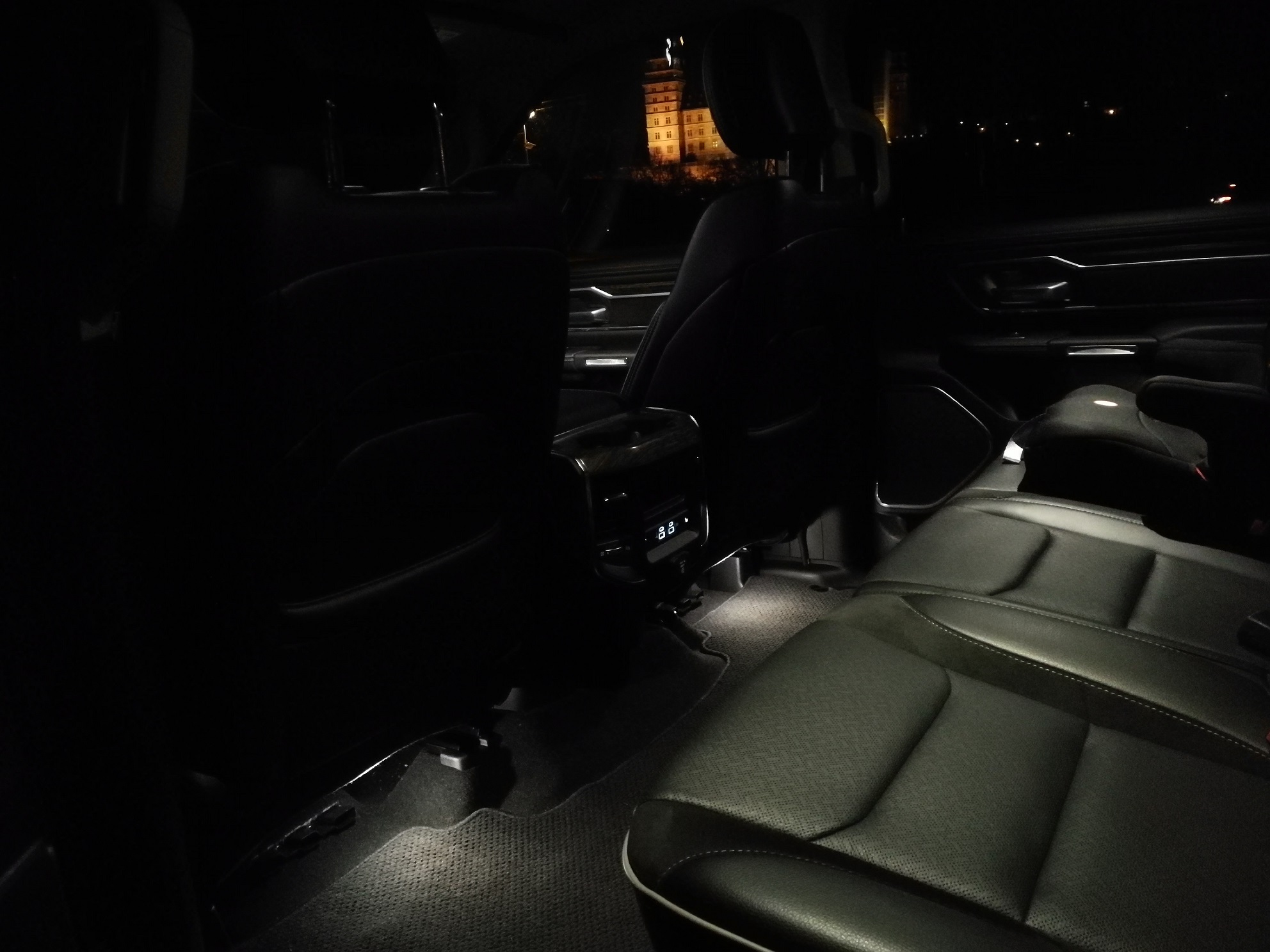 RAM 1500 2019 Innenraum Fond bei Nacht