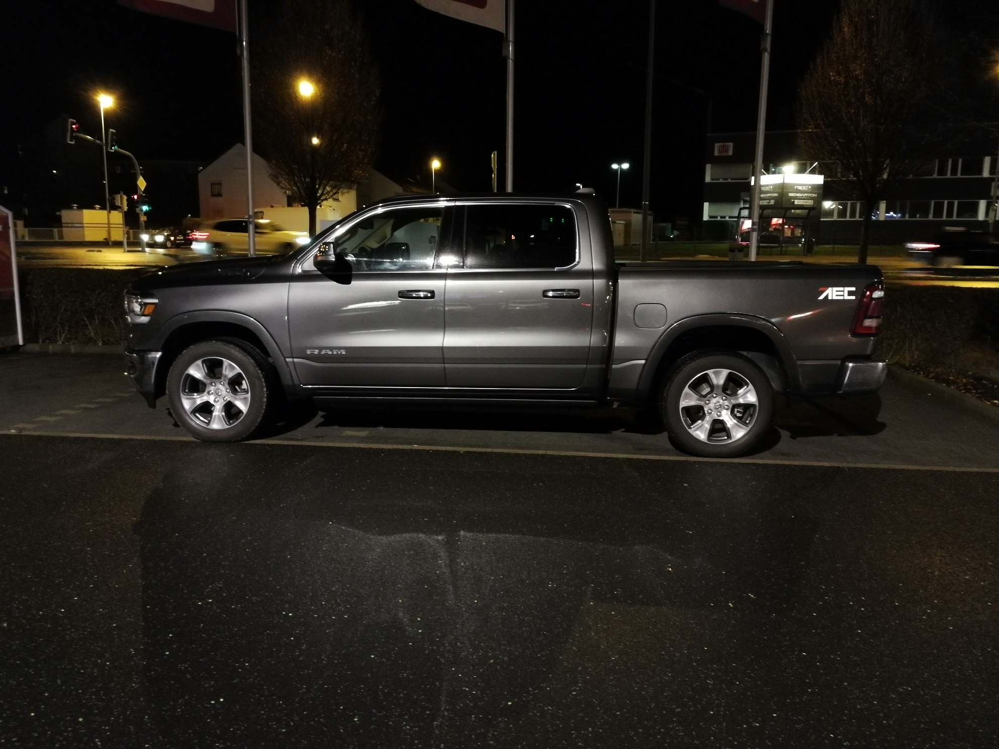 RAM 1500 2019 Parken auf dem Supermarkt Parkplatz