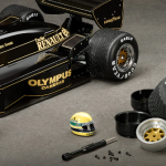 Seitenansicht Lotus Renault 97T mit Einzelteilen