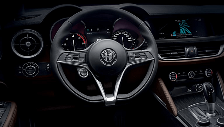Stelvio Erfahrungsbericht Bild vom Innenraum des neuen SUV von Alfa dem Stelvio Bildquelle: alfaromeo.de