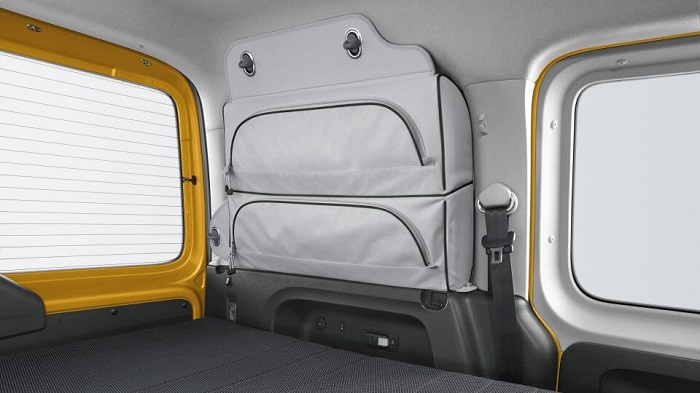 VW Caddy Maxi Erfahrungen Innenraum mit Klappbett im Caddy Beach