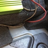 Verkabelung im Auto und Verlegung. In diesem Fall Verkabelung in Kofferraum