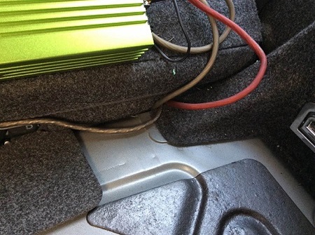 Verkabelung im Auto und Verlegung. In diesem Fall Verkabelung in Kofferraum